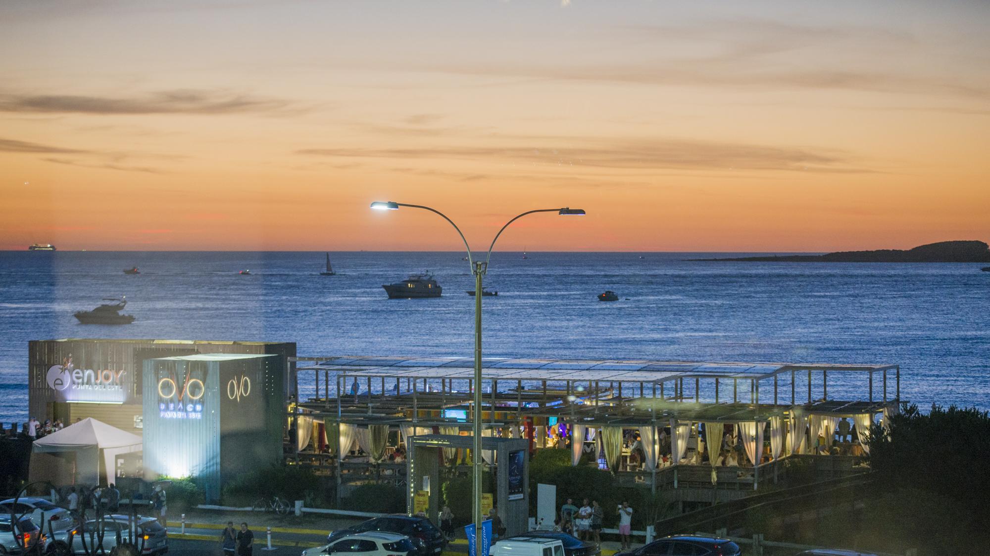Enjoy Punta Del Este Kültér fotó Sunset at the Marina