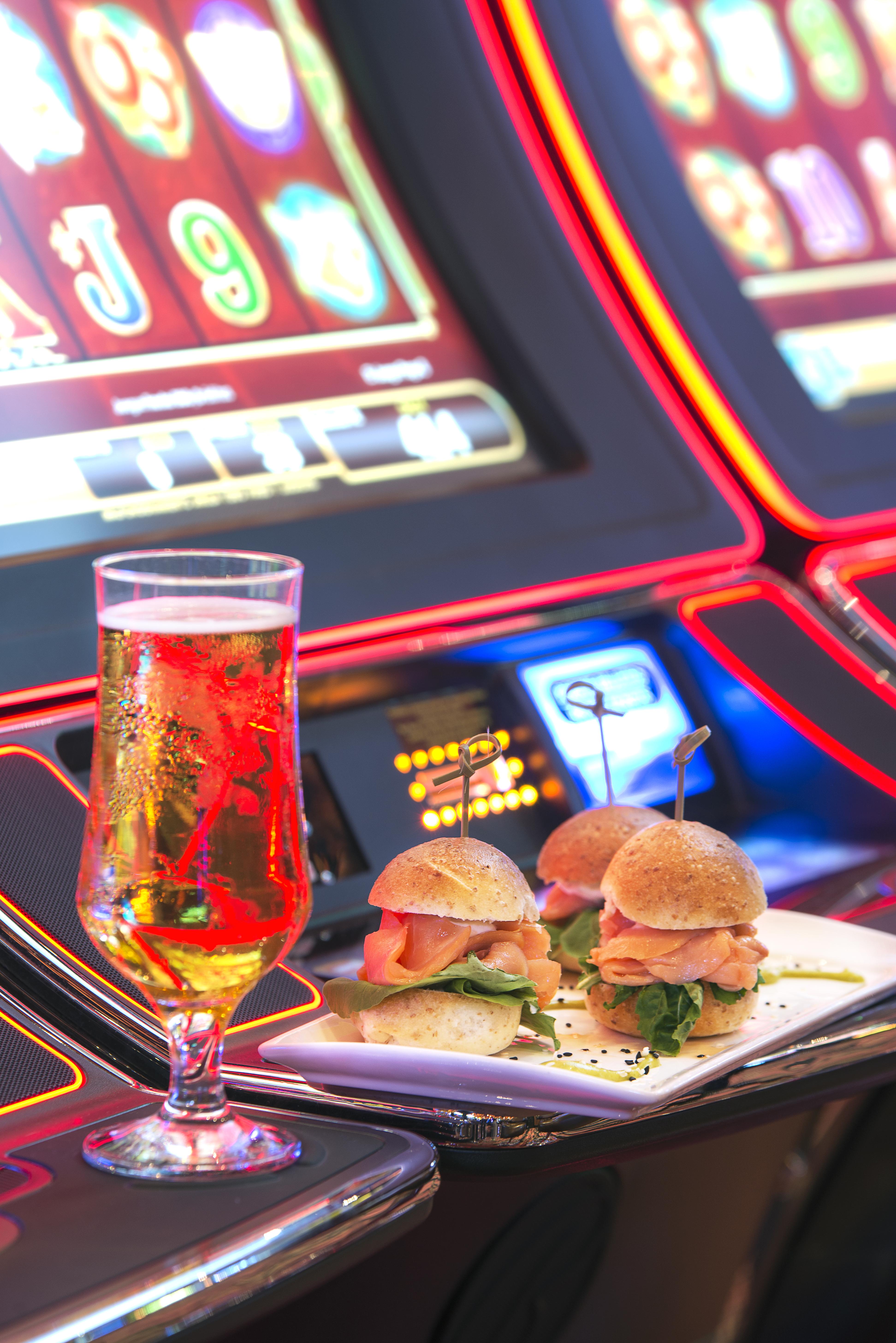 Enjoy Punta Del Este Kültér fotó A cocktail and a slot machine